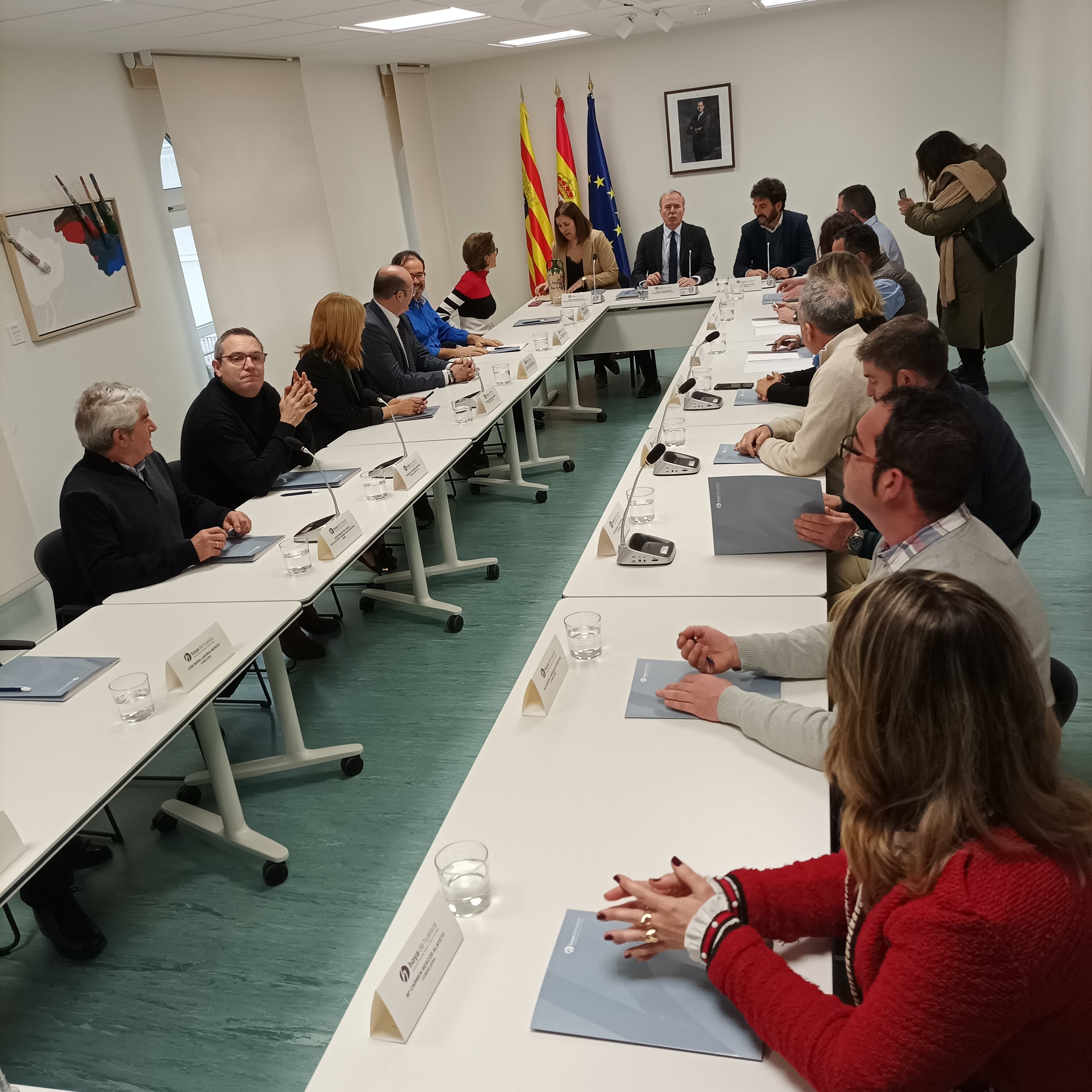 Pleno de la Comarca de la Hoya de Huesca, con el portavoz de CHA, segundo por la izquierda