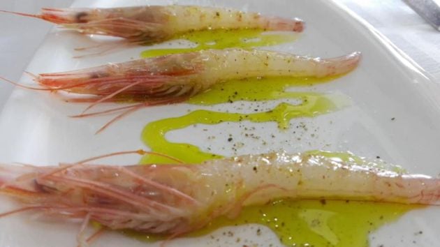 Gambas crudas salpimentadas con aceite de oliva virgen extra