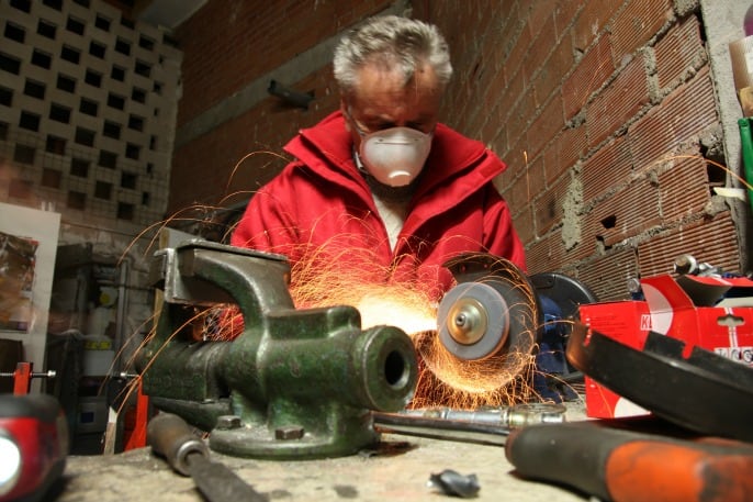 Imagen de Perucha en su taller trabajando.