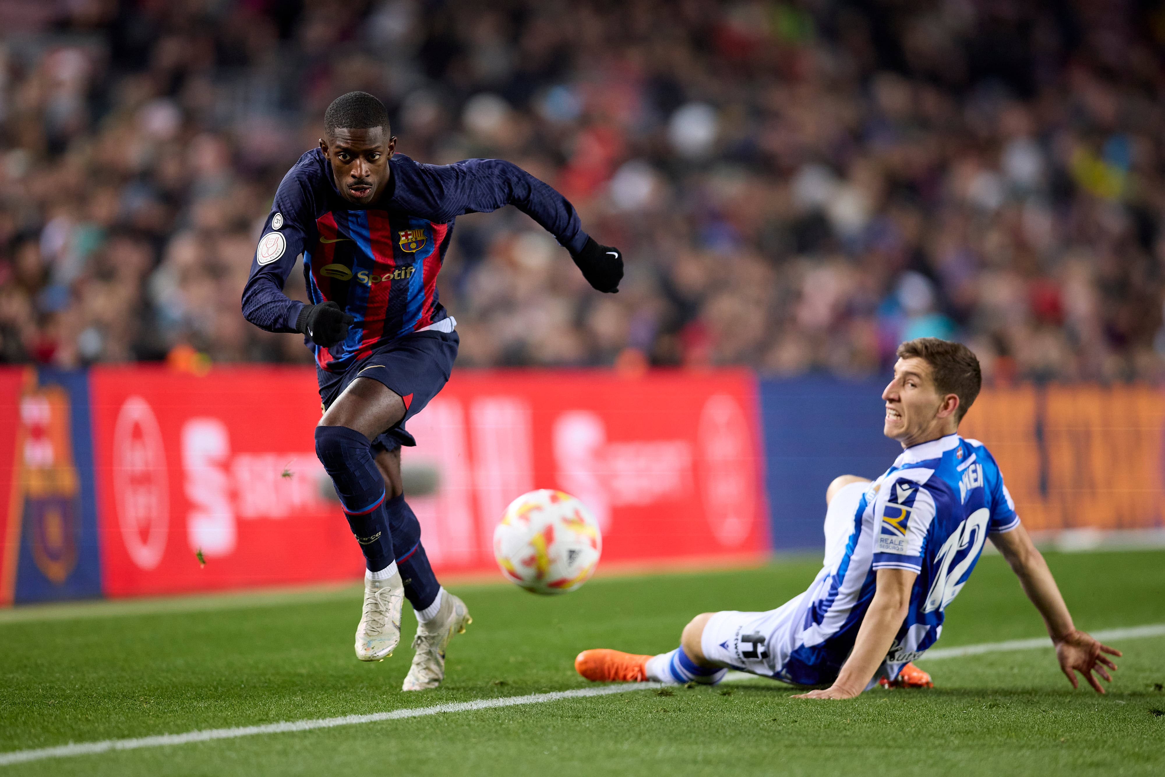 Ousmane Dembélé y Aihen Muñoz en pleno partido entre Real Sociedad y FC Barcelona.