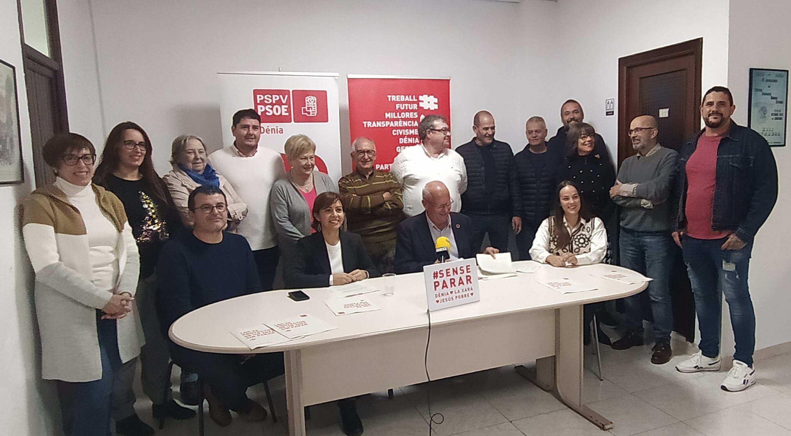 El alcalde, secretario del PSPV en Dénia y candidato a la alcaldía, Vicent Grimalt, arropado por concejales y miembros de la ejecutiva local.