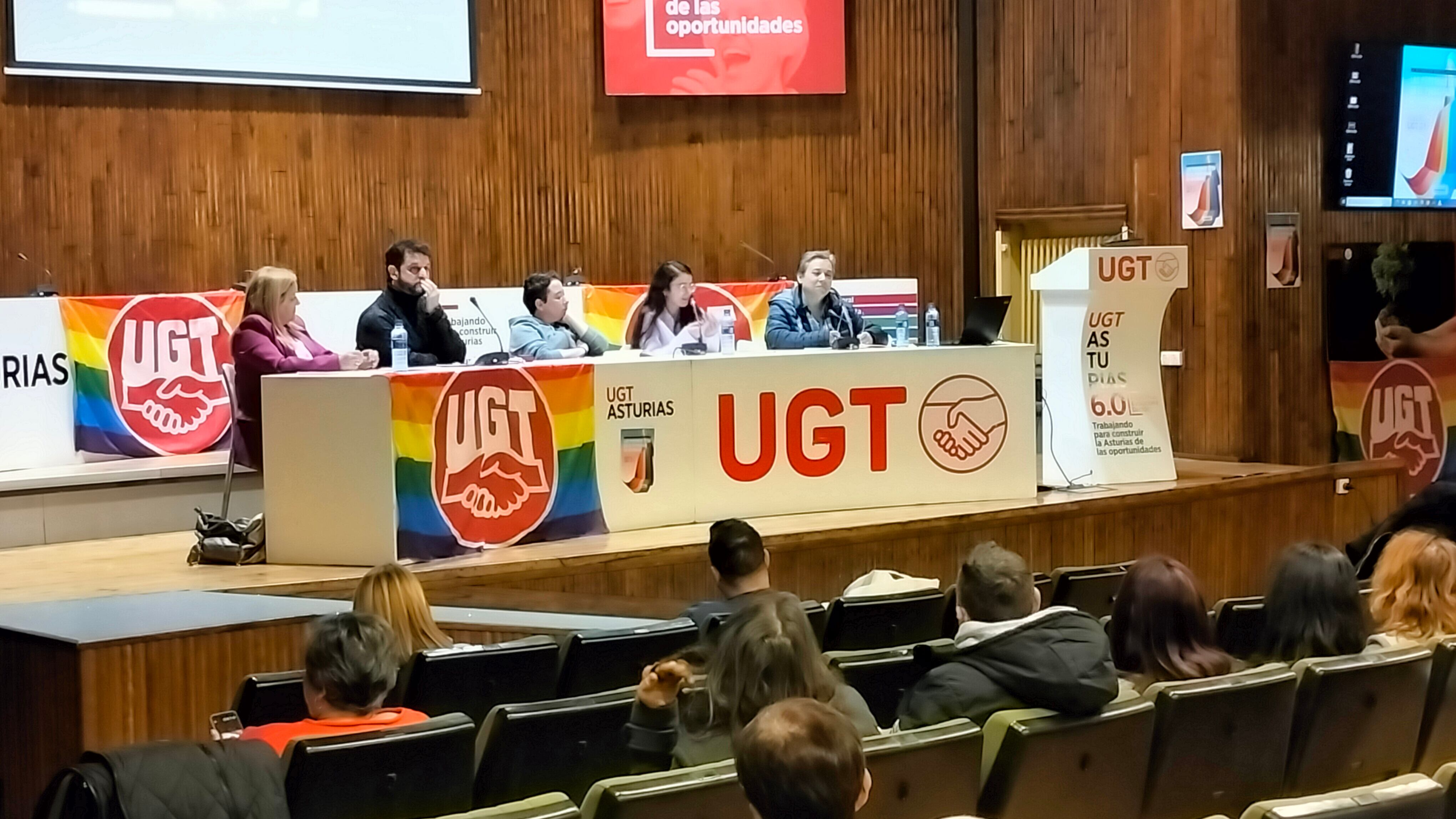 Momento de la mesa &quot;La realidad social de las personas LGTBI en Asturias&quot; organizada por UGT Asturias