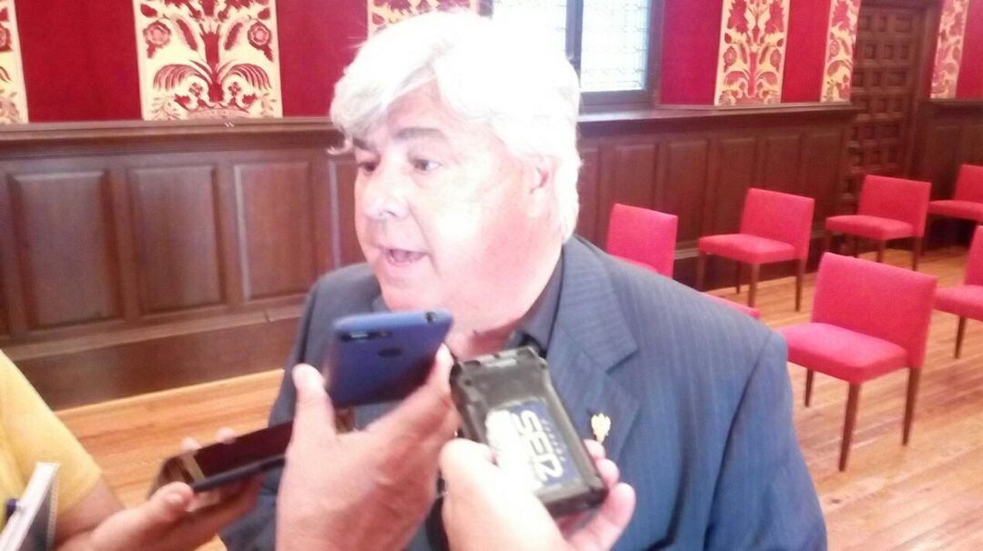 Luis Jaime Puebla, en la sala capitular del Ayuntamiento de Toledo