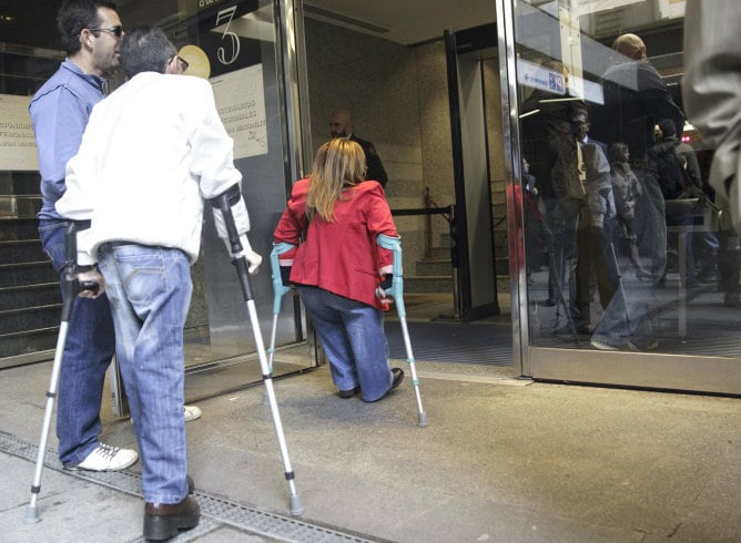 Afectados por el medicamento llegan al juzgado de primera instancia de Madrid, tras la demanda que interpuso hace un año y medio la Asociación de Víctimas de la Talidomida (AVITE)