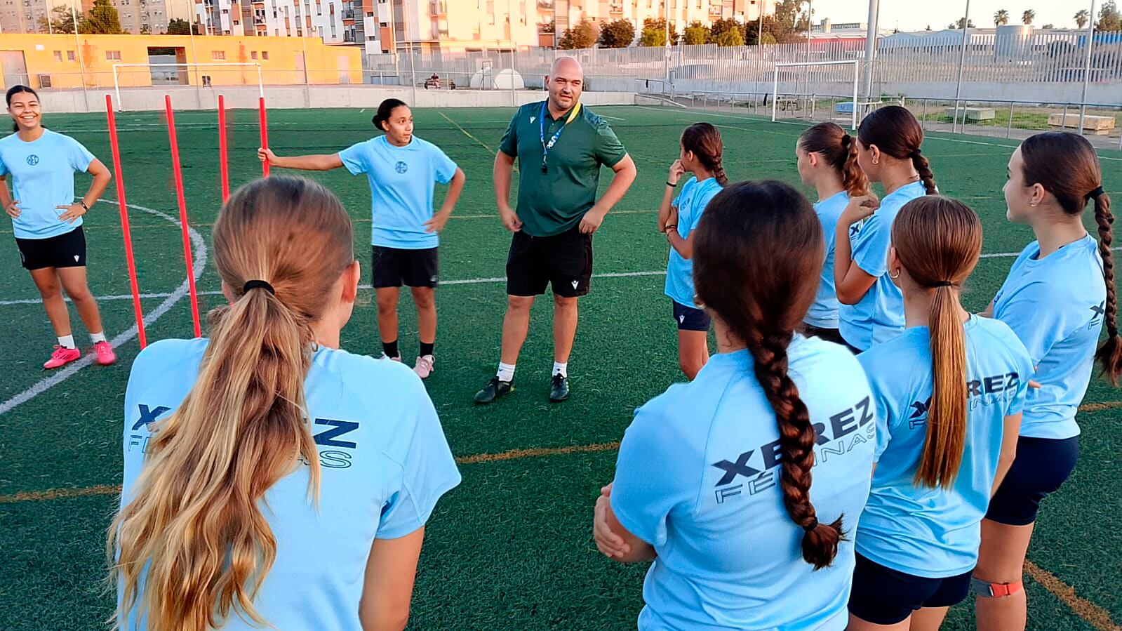 Abraham Pavía dando instrucciones a sus jugadoras