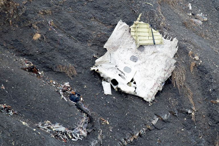 SEYNE, FRANCE - MARCH 25: (Alternate crop of #467495310)  In this handout image supplied by the Ministere de l&#039;Interieur (French Interior Ministry), search and rescue teams attend to the crash site of the Germanwings Airbus in the French Alps on March 25, 2015 near Seyne, France.  Germanwings flight 4U9525 from Barcelona to Duesseldorf  has crashed in Southern French Alps. All 150 passengers and crew are thought to have died.  (Photo by F. Balsamo - Gendarmerie nationale / Ministere de l&#039;Interieur via Getty Images)