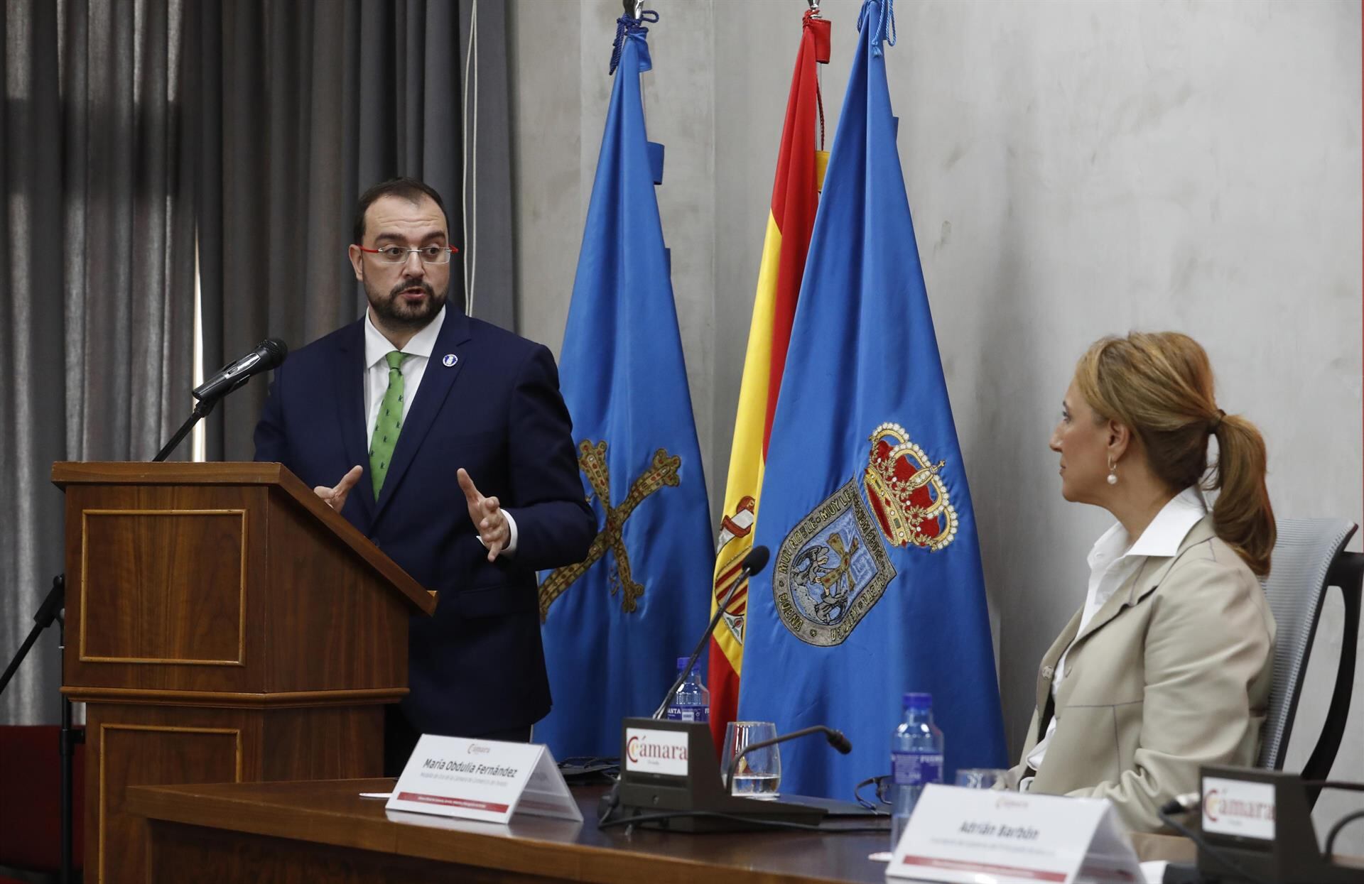 La homenajeada, atenta a la intervención del presidente del Principado en el acto.