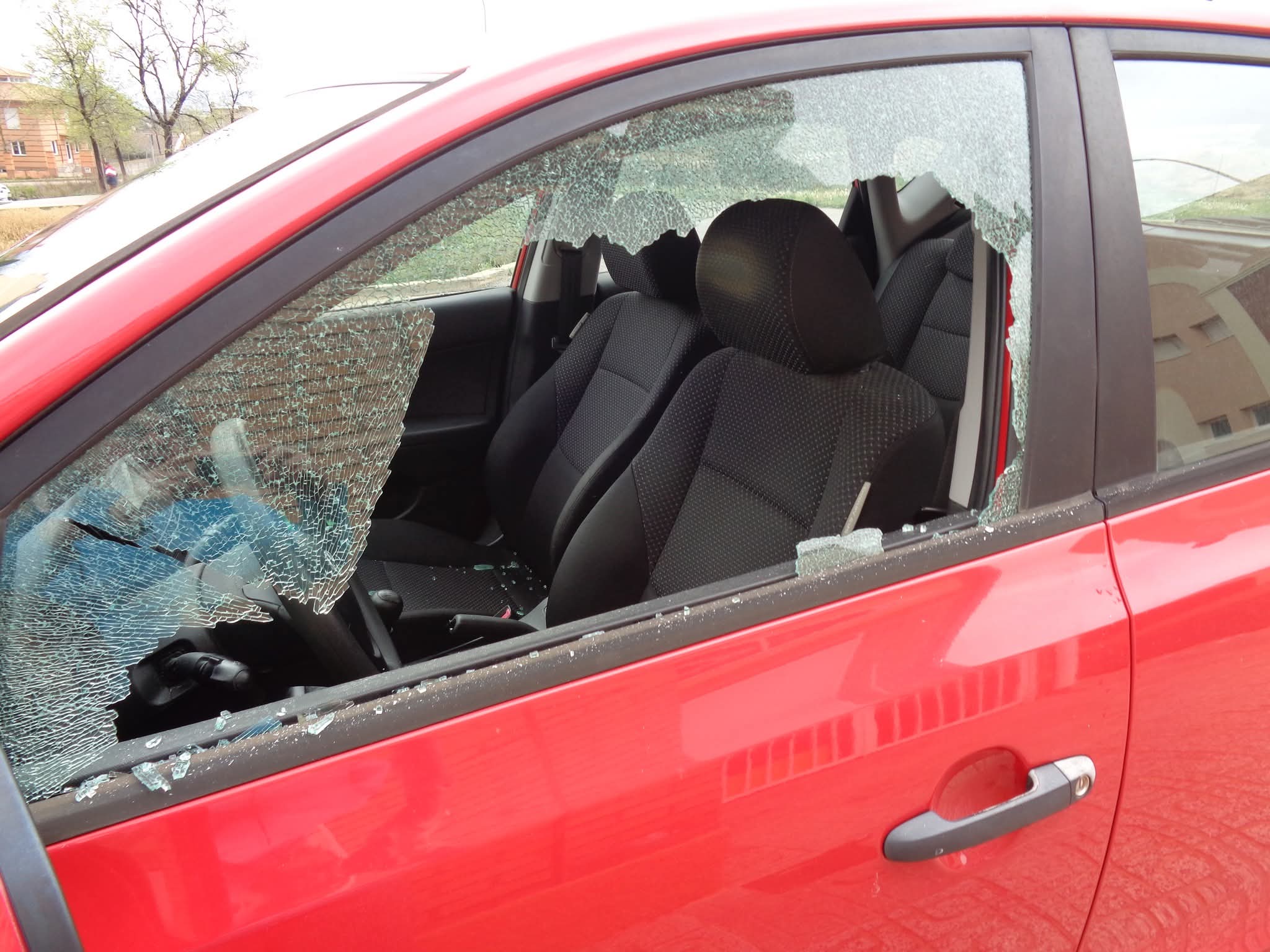 Uno de los vehículos dañados