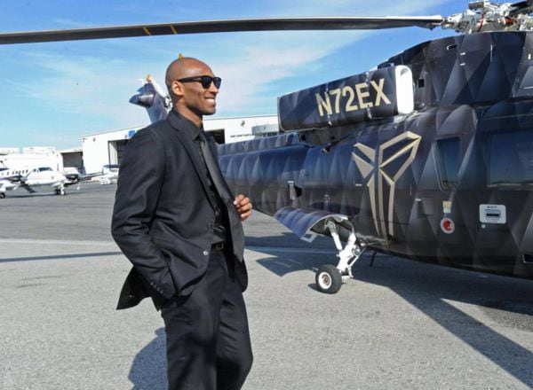 Kobe Bryant junto al helicóptero