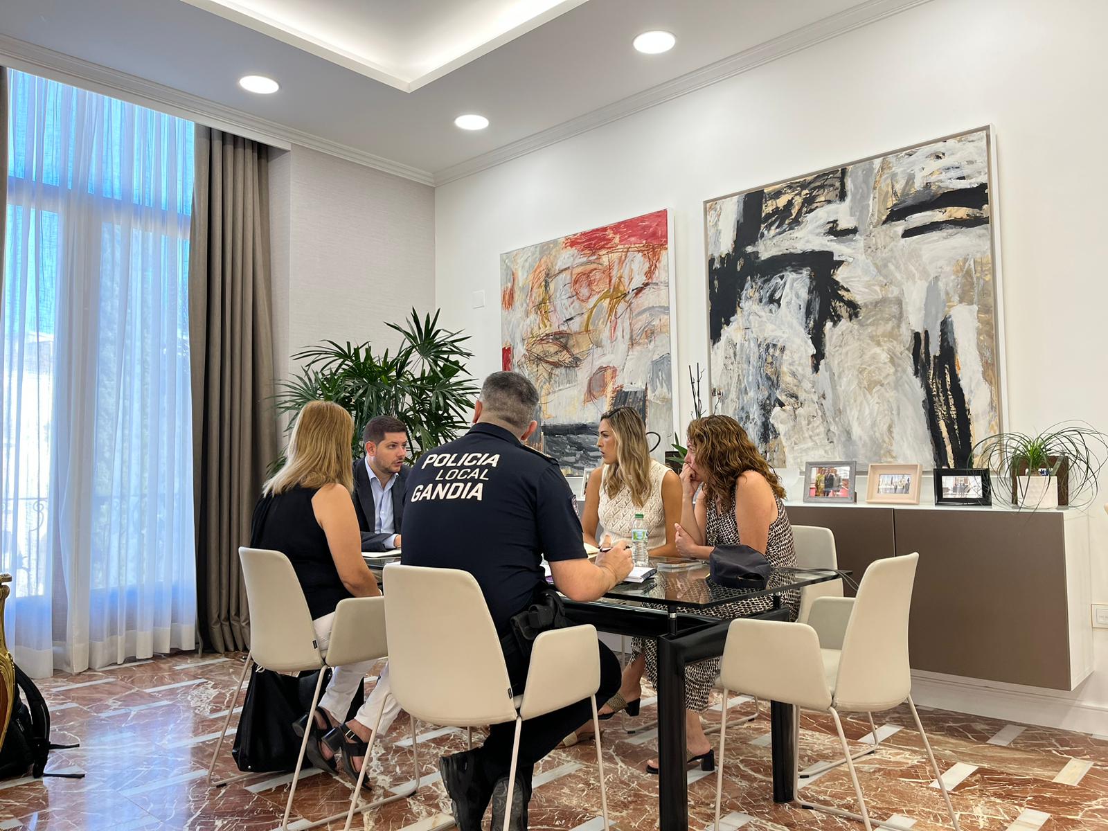 Reunión del alcalde de Gandia y la concejala de Seguridad con las fuerzas de seguridad y técnicos municipales.
