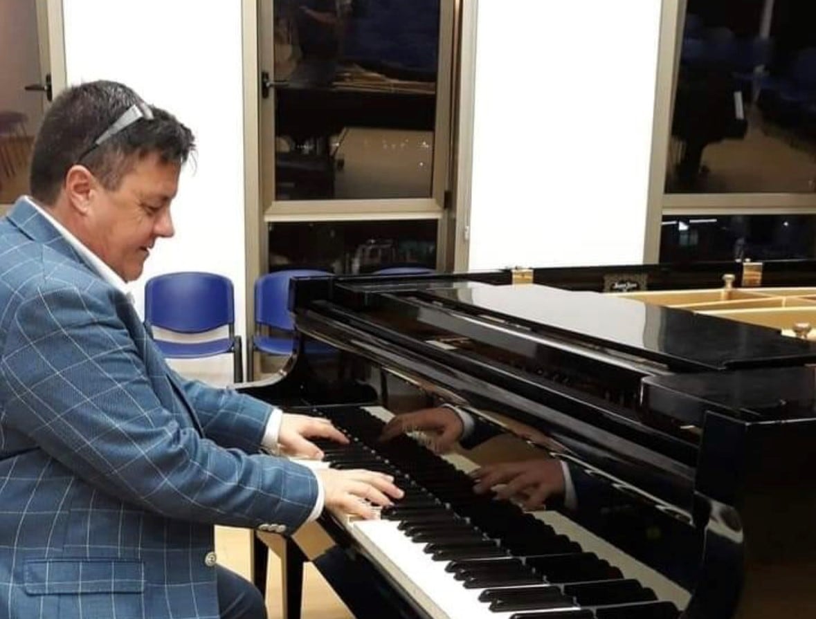 Jesús Rueda tocando el piano en una imagen personal de archivo