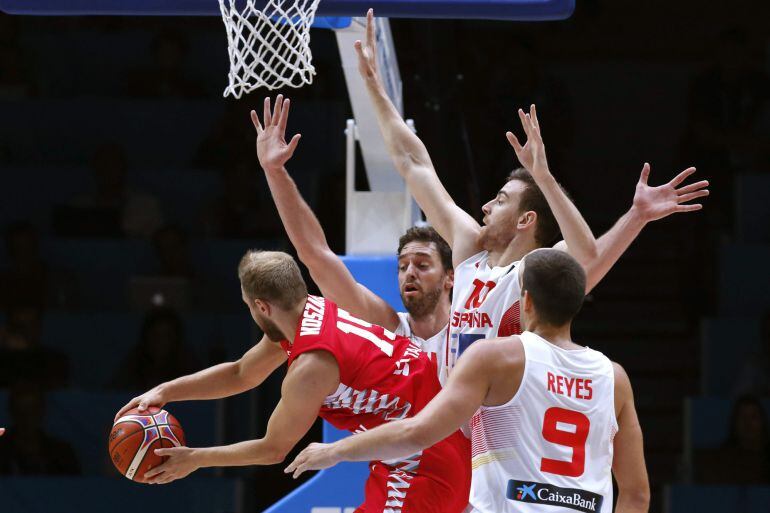 Felipe Reyes, Víctor Claver y Pau Gasol, defienden el tiro del jugador polaco Koszarek