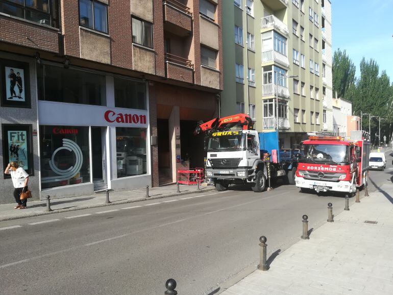 Los Bomberos abandonan la calle Postas una vez finalizada su intervención