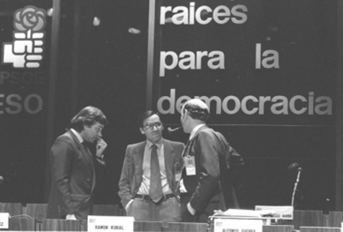 Enero de 1978. Madrid. Alfonso Guerra, durante una reunión del PSOE, con Felipe Gonzalez. 