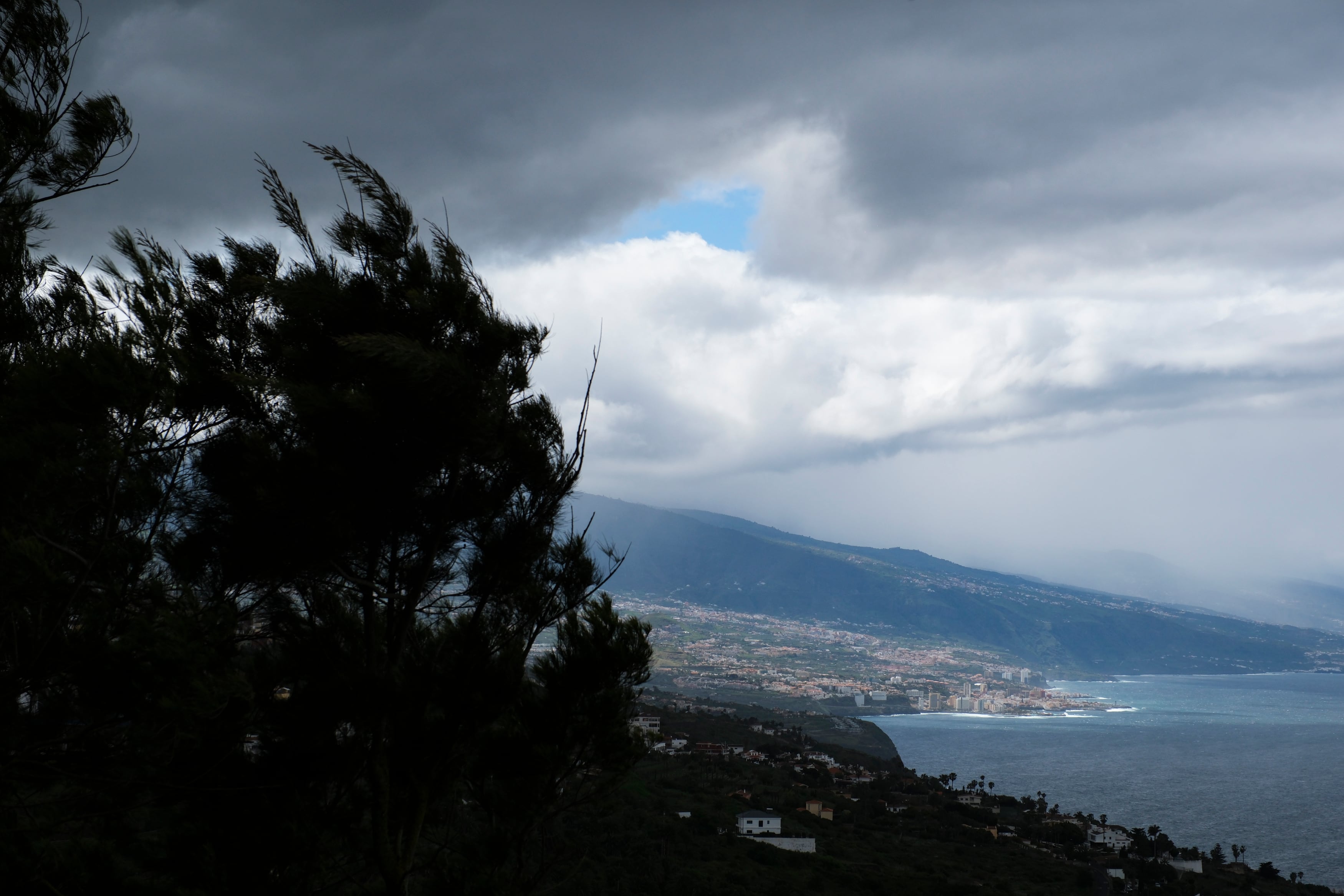 GRAFCAN1439. LA MATANZA (TENERIFE) (ESPAÑA), 18/03/2026.- La Agencia Estatal de Meteorología (Aemet) prevé un empeoramiento del tiempo en Canarias a partir de mañana jueves, cuando es previsible que el viento sople con más intensidad, que corra mucha agua por los barrancos y que haya nevadas, que podrían ser copiosas, a partir de los 1.800 metros. En la imagen, la nubosidad en la zona norte de Tenerife. EFE/Alberto Valdés