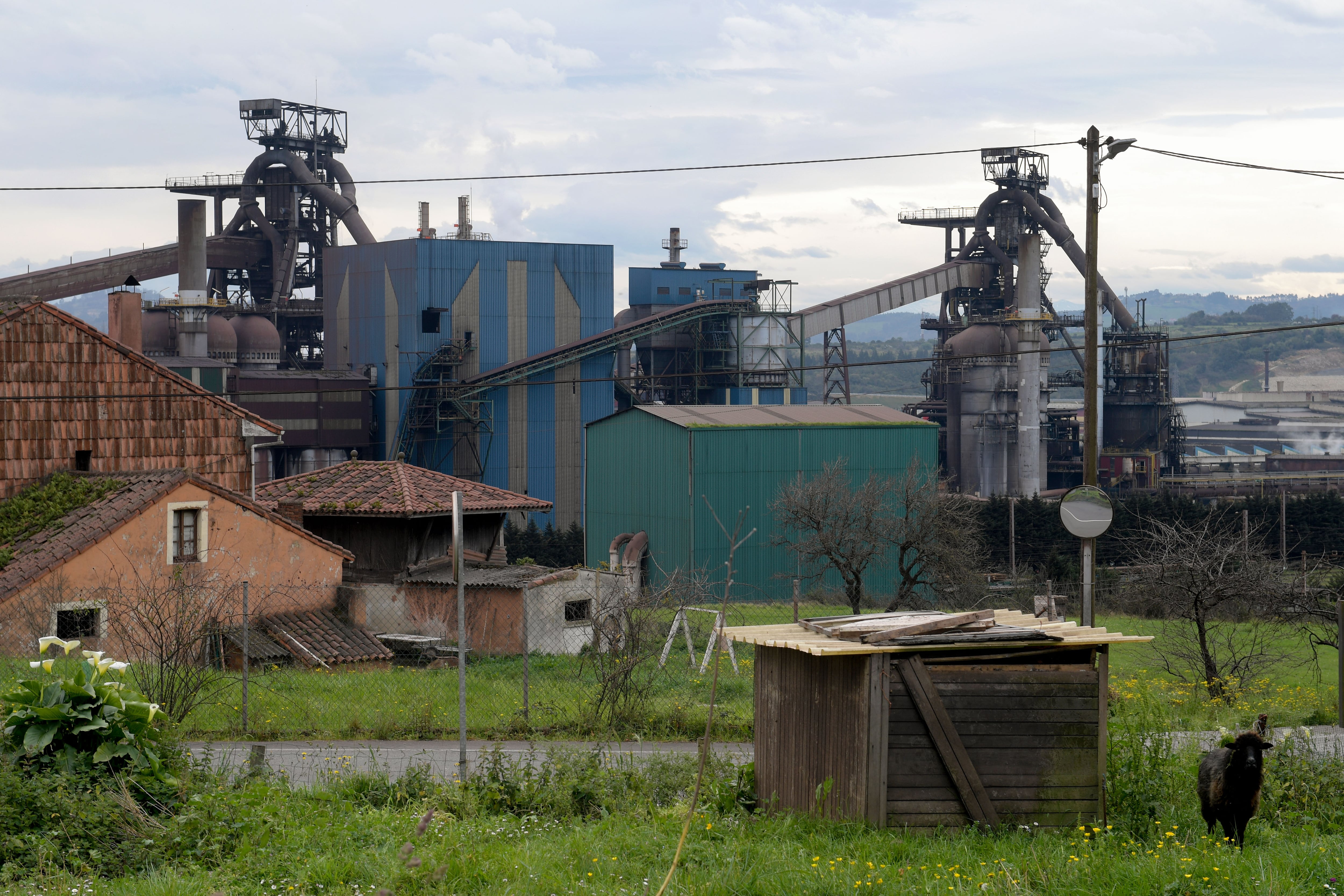 VERIÑA (ASTURIAS), 23/03/2023.-ESPAÑA Vista de las instalaciones de ArcelorMittal en Veriña, Gijón. ArcelorMittal ha constatado la perforación del crisol del horno alto A de Gijón, donde ayer se produjo un incendio de grandes dimensiones durante una operación de mantenimiento de la instalación. EFE/ Eloy Alonso