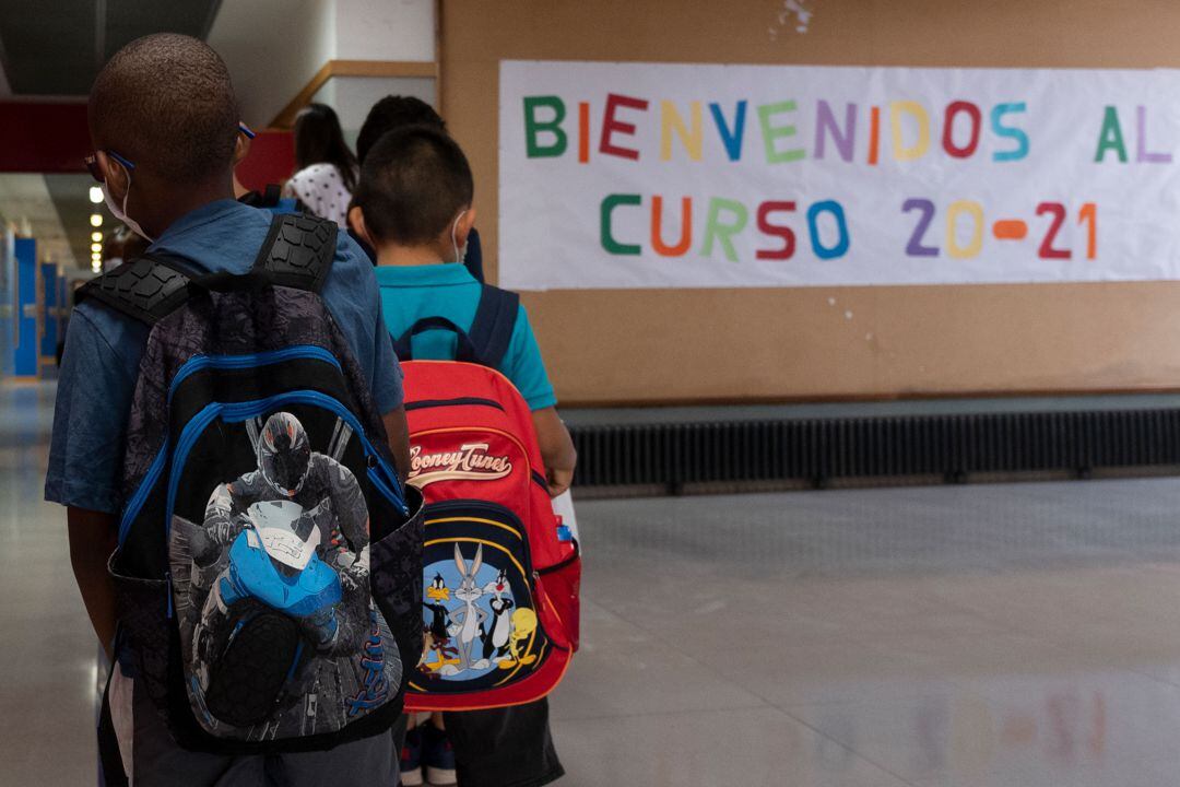 Alumnos esperando para entrar en el colegio. 