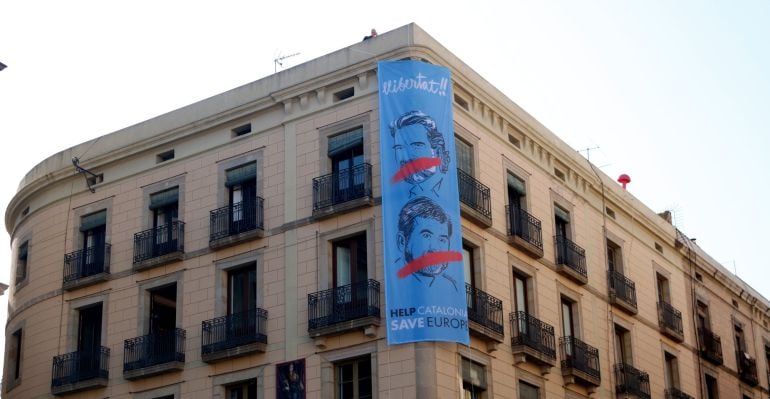 Pancarta en la Plaza Sant Jaume por la libertad de Jordi Sànchez y Jordi Cuixart.