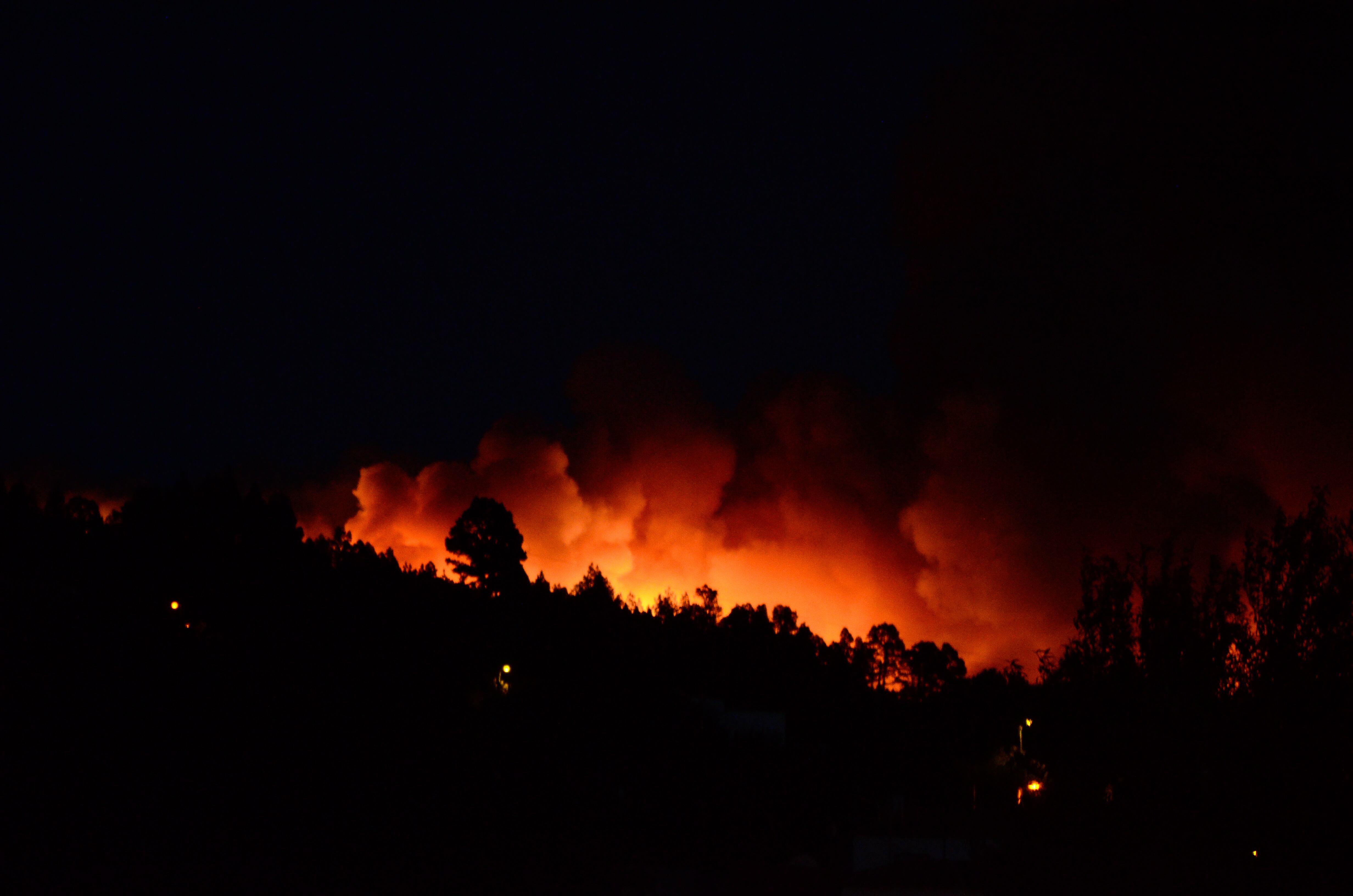 El incendio forestal de La Palma ha obligado a la evacuación de más de 4.000 personas mientras que una mejora en la contención del perímetro del fuego, que sigue sin estar controlado, hace que las hectáreas afectadas sean 4.765. En la imagen, estado del incendio en el municipio de Puntagorda este sábado por la noche.