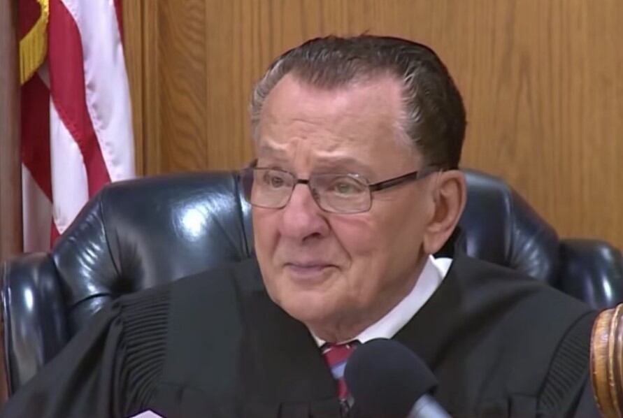 El juez Frank Caprio visiblemente emocionado escuchando un caso