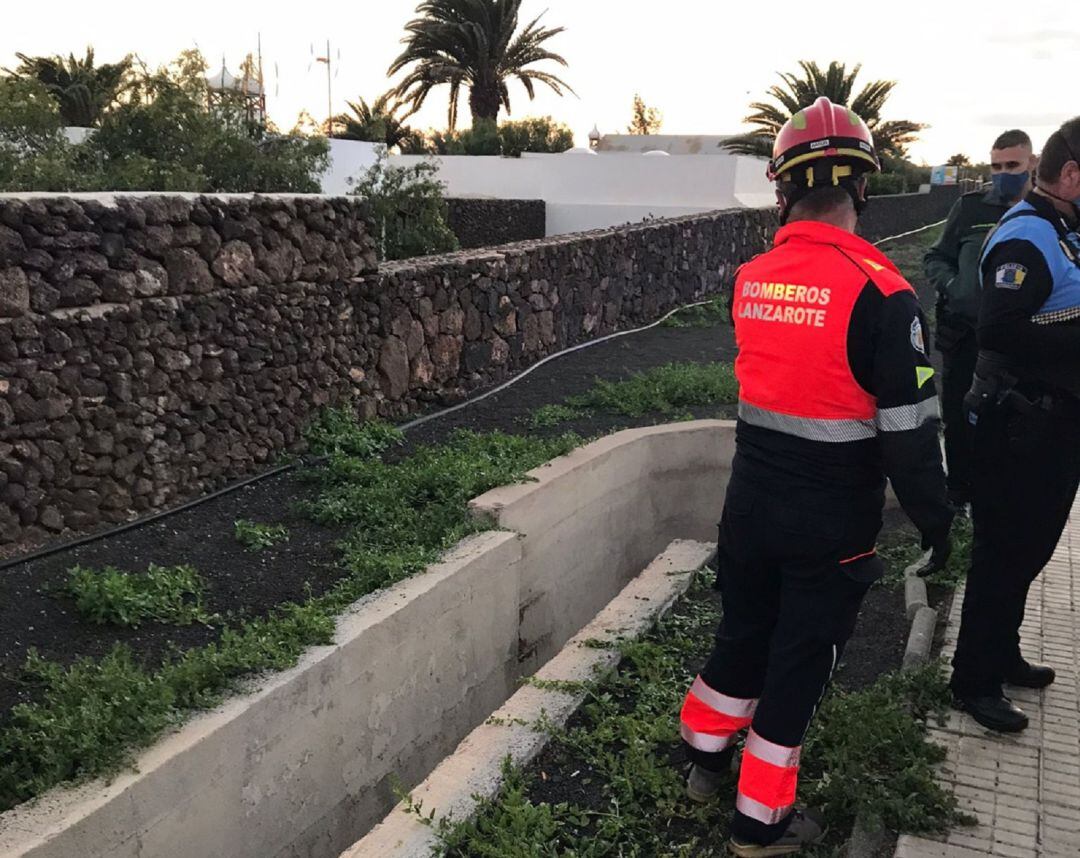 Bomberos y policías locales de Yaiza junto a la zanja.