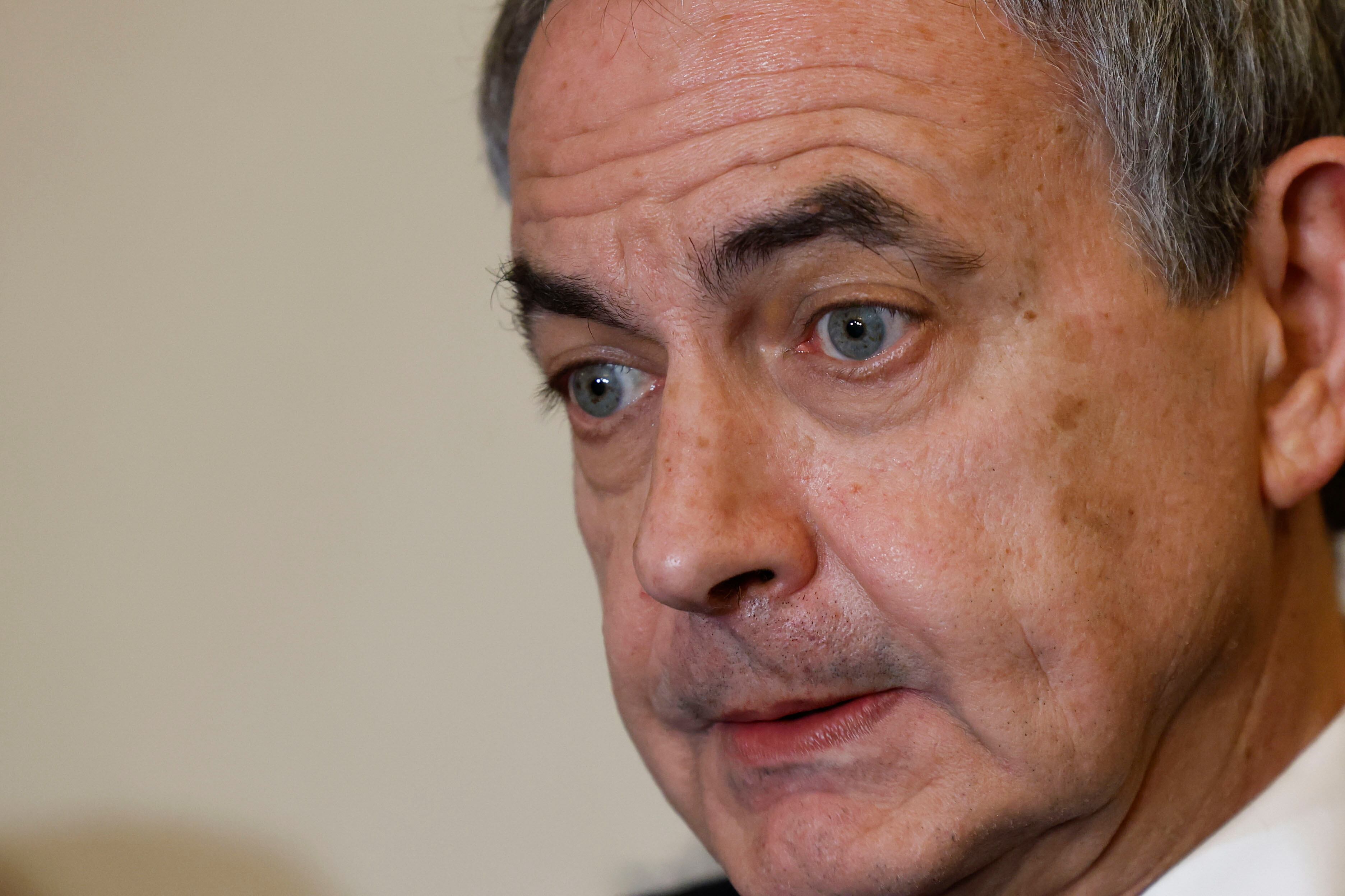 El ex presidente José Luis Rodríguez Zapatero asiste a la presentación del libro "Las huellas de la Transición", escrito por Robert M. Fishman e Ignacio Sánchez-Cuenca, este martes en el Ateneo de Madrid. 