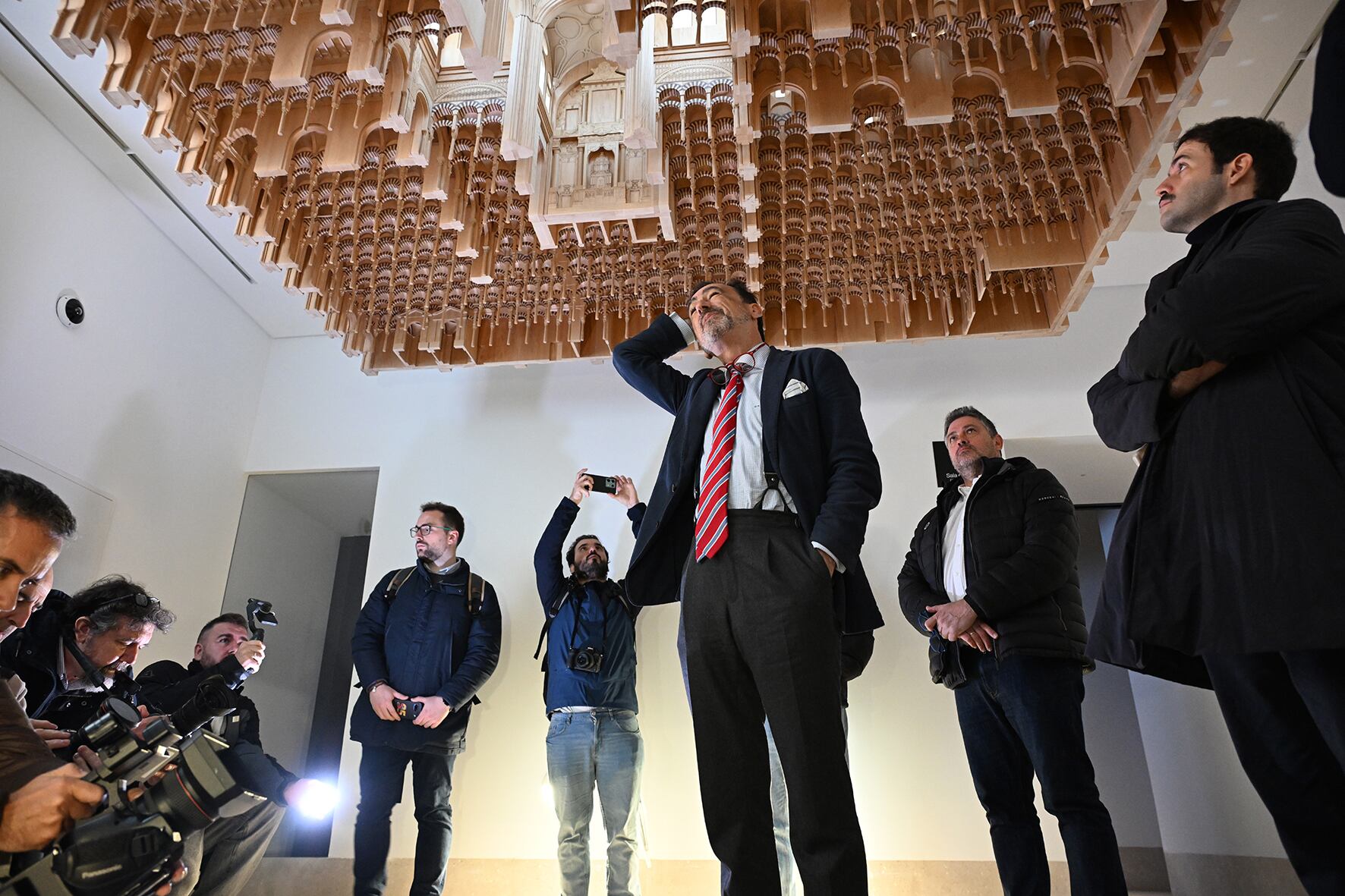 Gabriel Morate, responsable del contenido del centro, bajo una de las maquetas de la instalación.