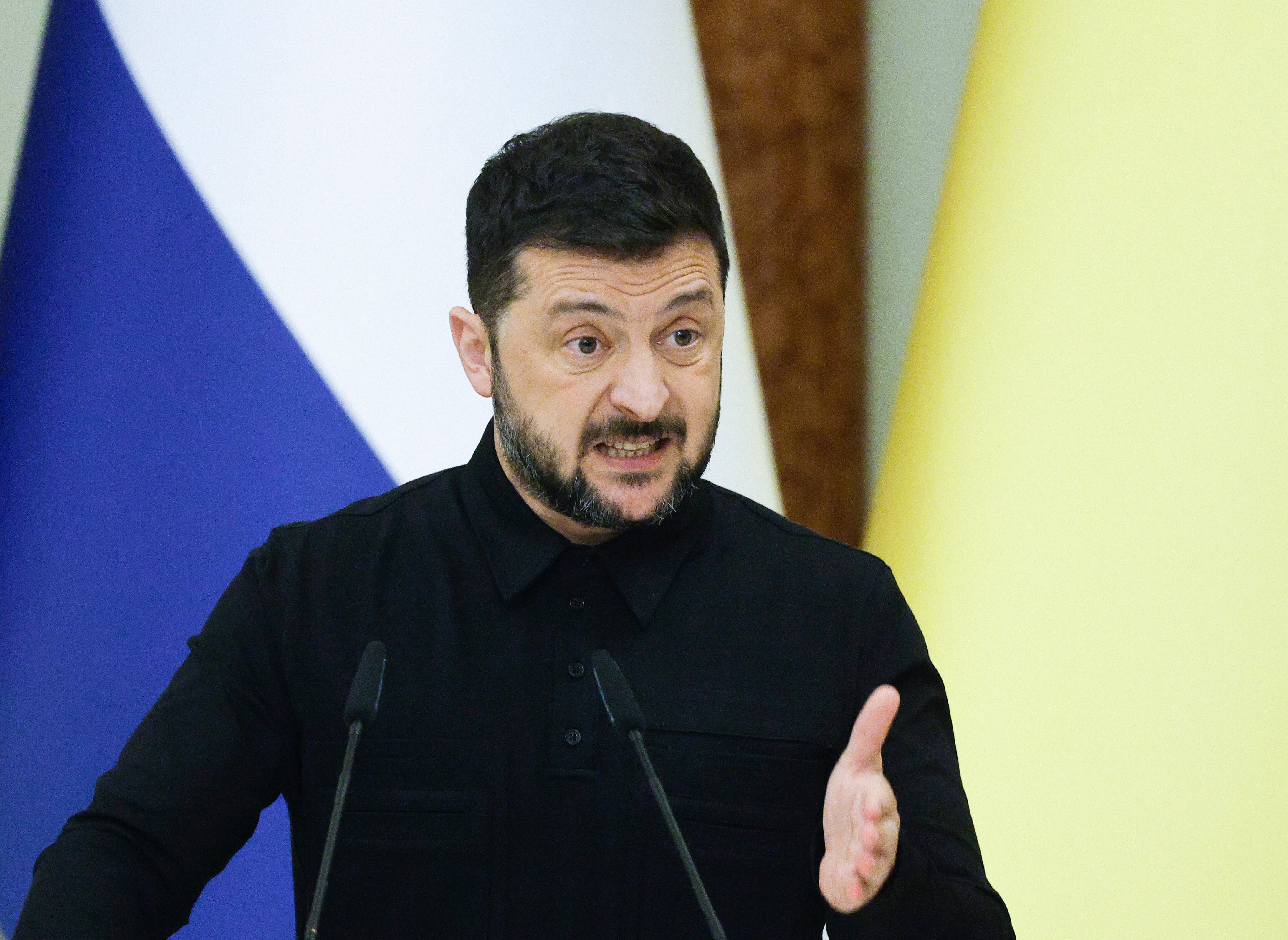 El presidente ucraniano Volodymyr Zelensky ofrece una rueda de prensa conjunta con el primer ministro neerlandés Dick Schoof (no aparece en la imagen) tras su reunión en Kiev, Ucrania, el 6 de octubre de 2025.