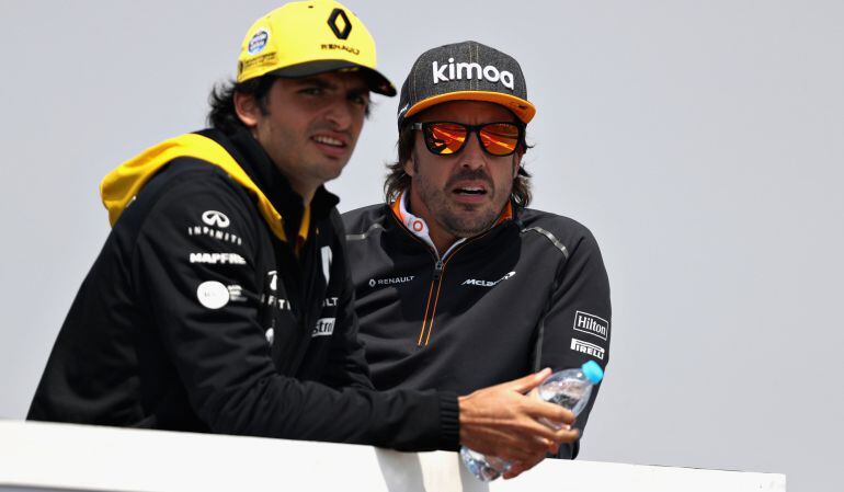 Carlos Sainz y Fernando Alonso, antes del Gran Premio de China.