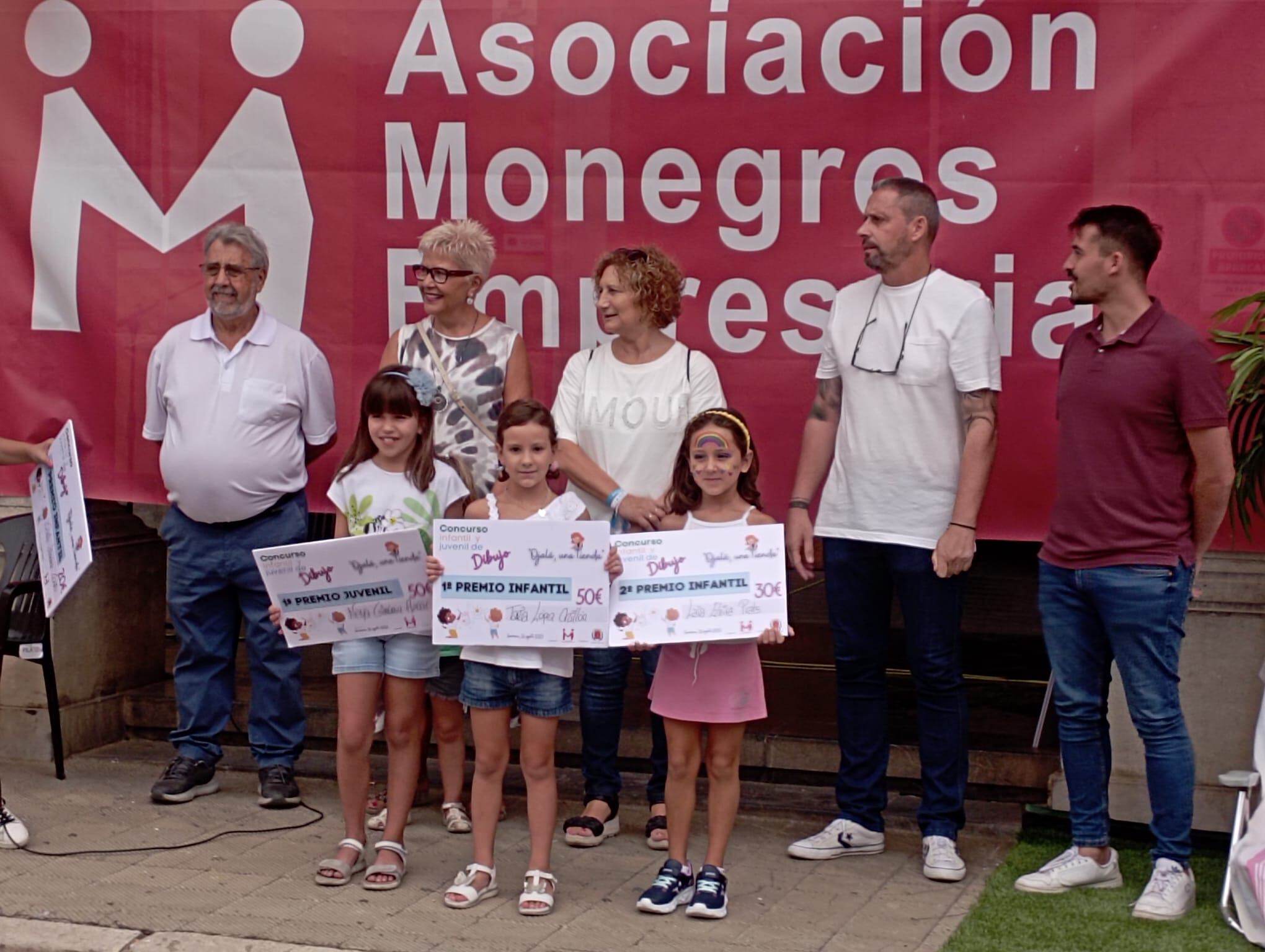 Niños premiados en el concurso de dibujo