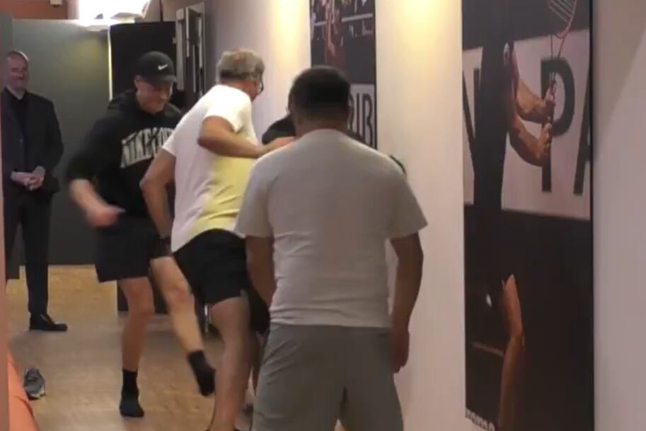 Jannik Sinner, jugando al fútbol junto a su equipo en los vestuarios del Foro Itálico de Roma