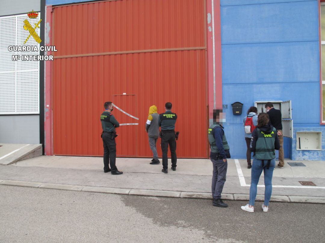 Uno de los detenidos había arrendado la nave y el otro se ocupaba del cultivo