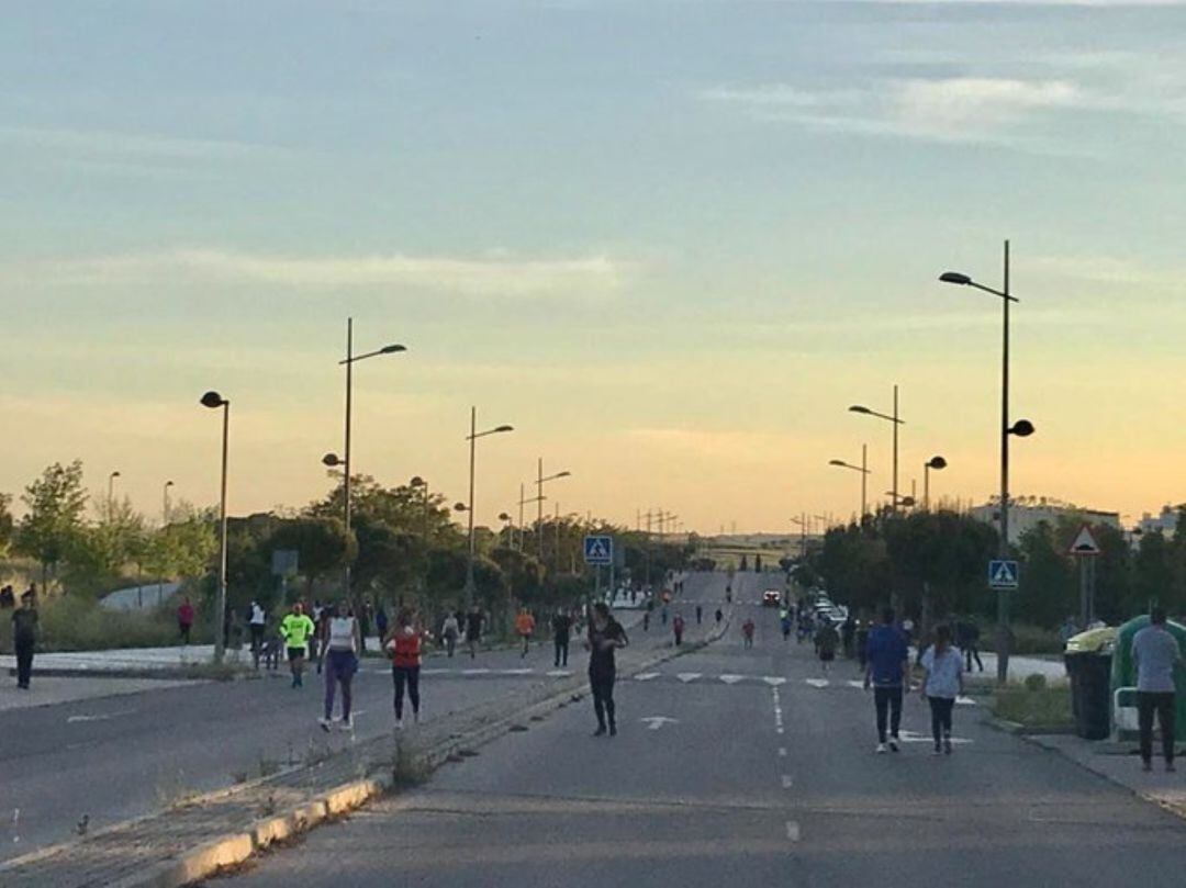 Vecinos de Móstoles paseando por las calles de Móstoles