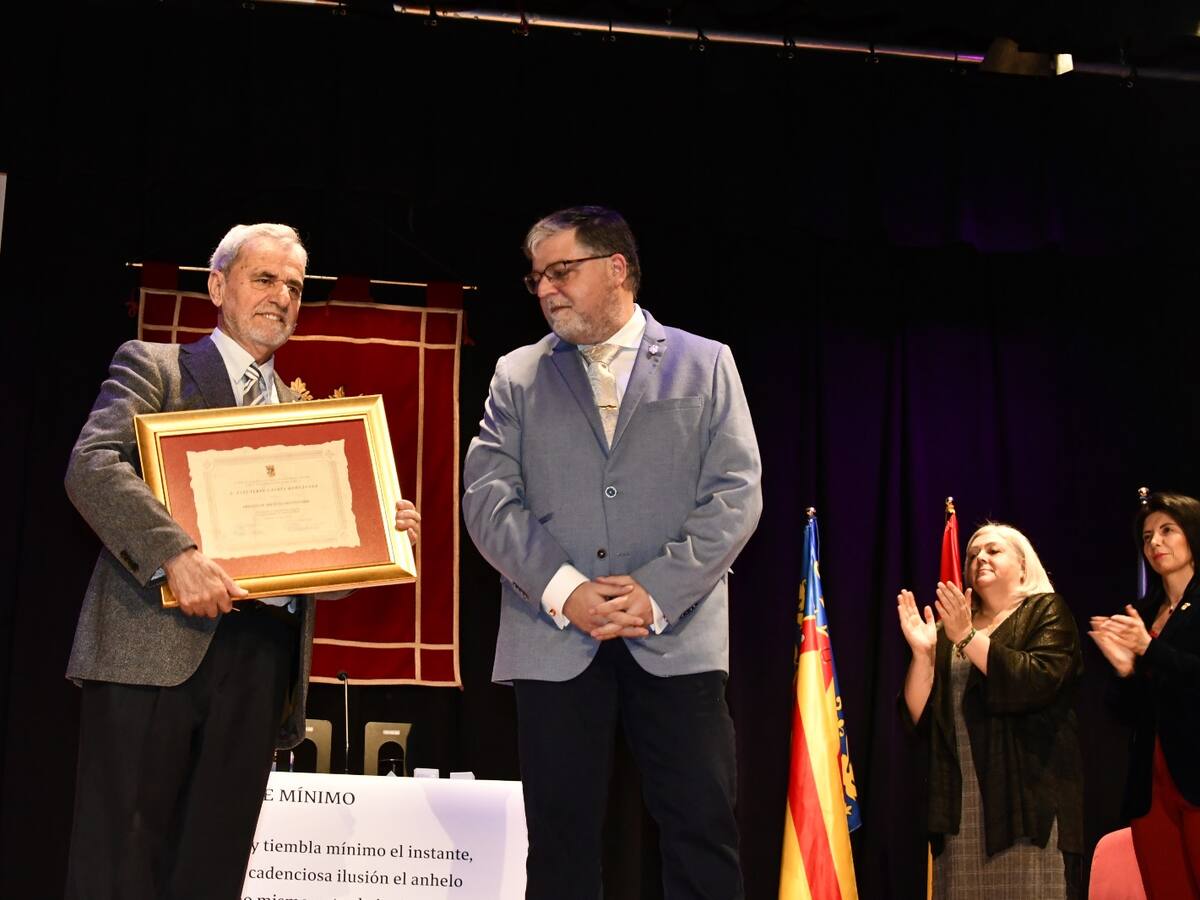 Eleuterio Gandía recibe el Diploma de Servicios Distinguidos a la Ciudad de Villena