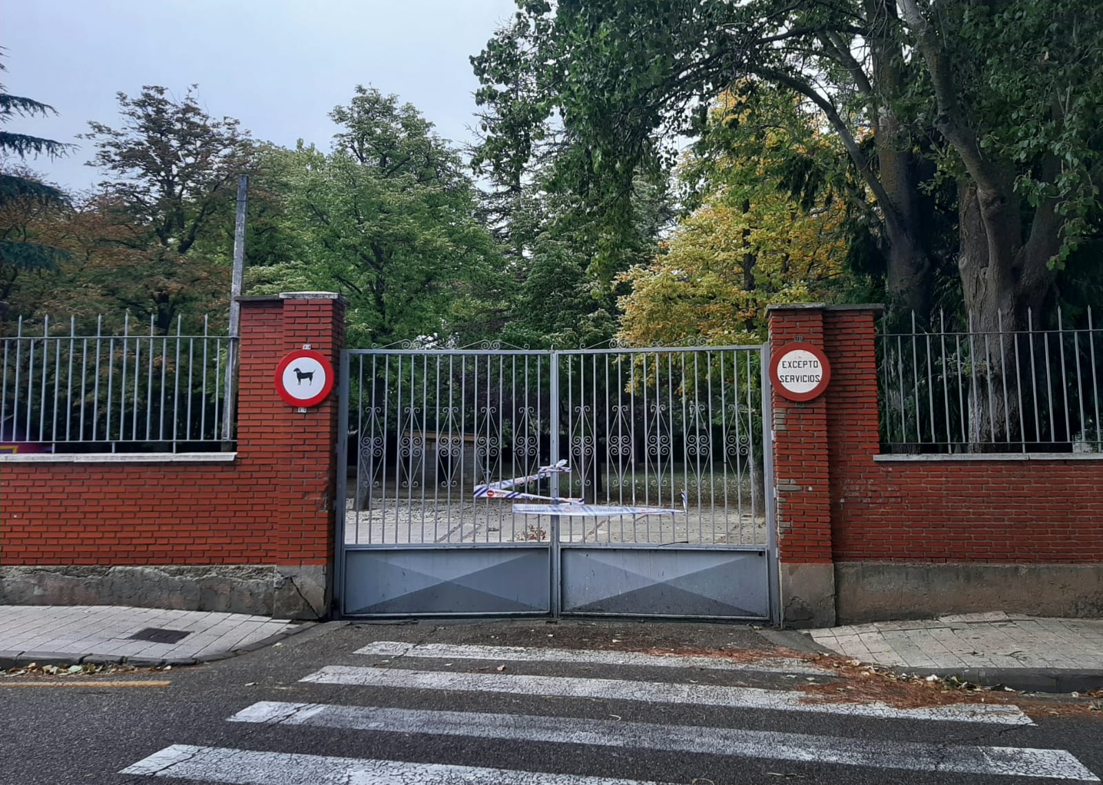 La alerta por viento de AEMET obliga a cerrar el acceso a algunos parques de Palencia