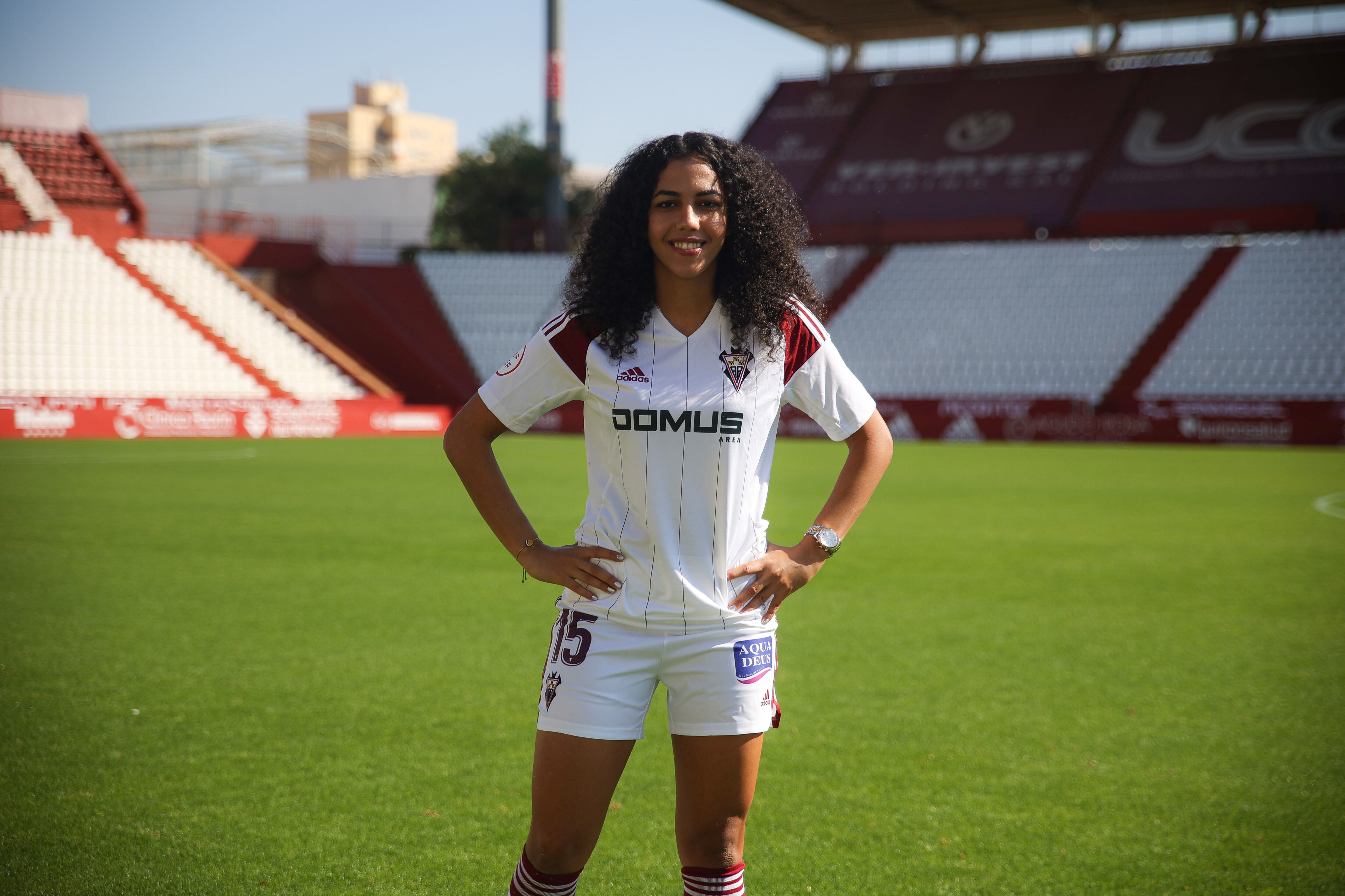 Sarah posa con la camiseta del Fundación Albacete en el Carlos Belmonte