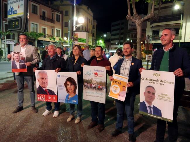 Todos los cabezas de lista posaron con su cartel minutos antes del arranque de la campaña