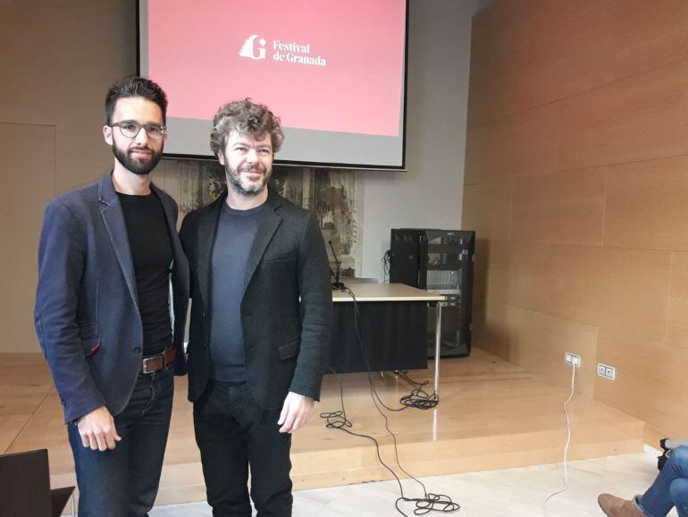 El director Pablo Heras-Casado (d) junto al reponsable del rediseño del logo del Festival Internacional de Música y Danza de Granada