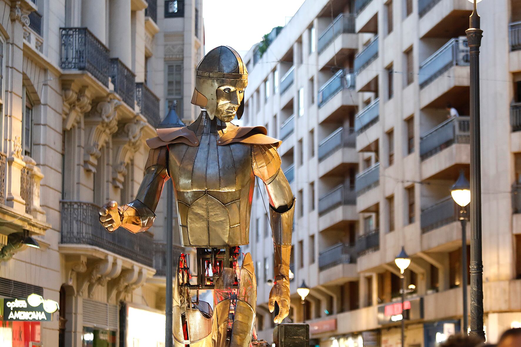 Una marioneta gigante recorrió el nueve eje peatonalizado