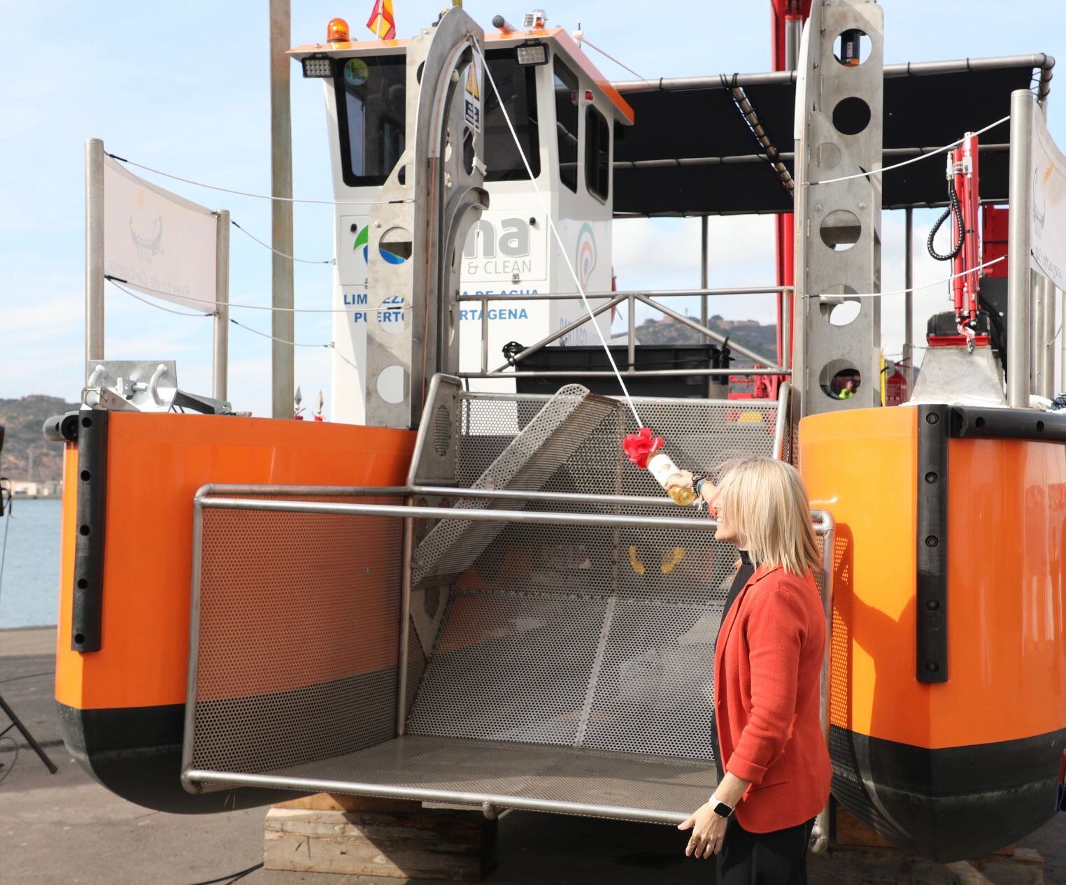 La embarcación “Solica” comienza su andadura en la recogida y gestión de residuos de la lámina de agua del Puerto de Cartagena