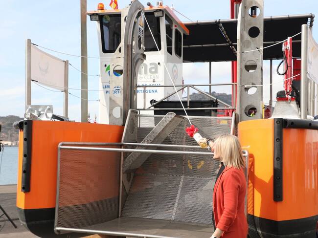 La embarcación “Solica” comienza su andadura en la recogida y gestión de residuos de la lámina de agua del Puerto de Cartagena