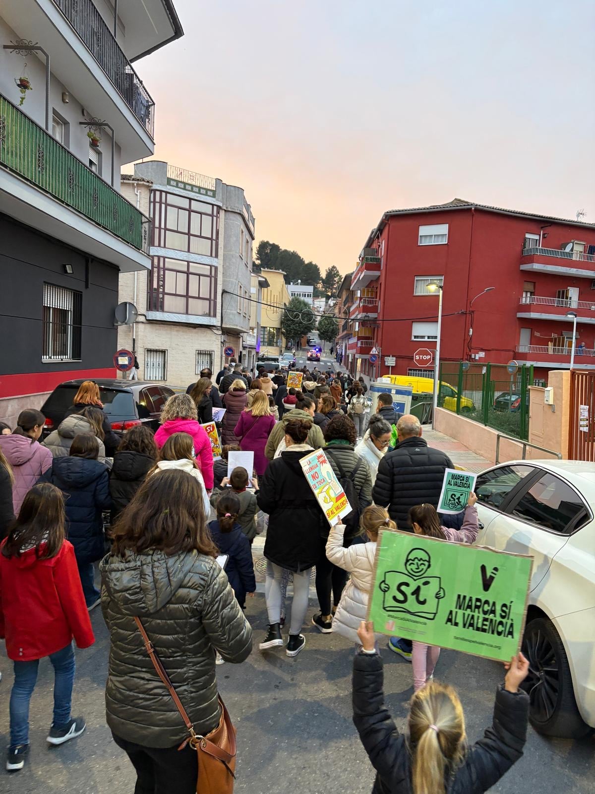 Las familias de Castelló de Rugat se movilizan en favor del valenciano en la consulta de la lengua base