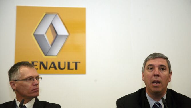 El director general de Operaciones, Carlos Tavares, acompañado del presidente de Renault España, José Vicente de los Mozos
