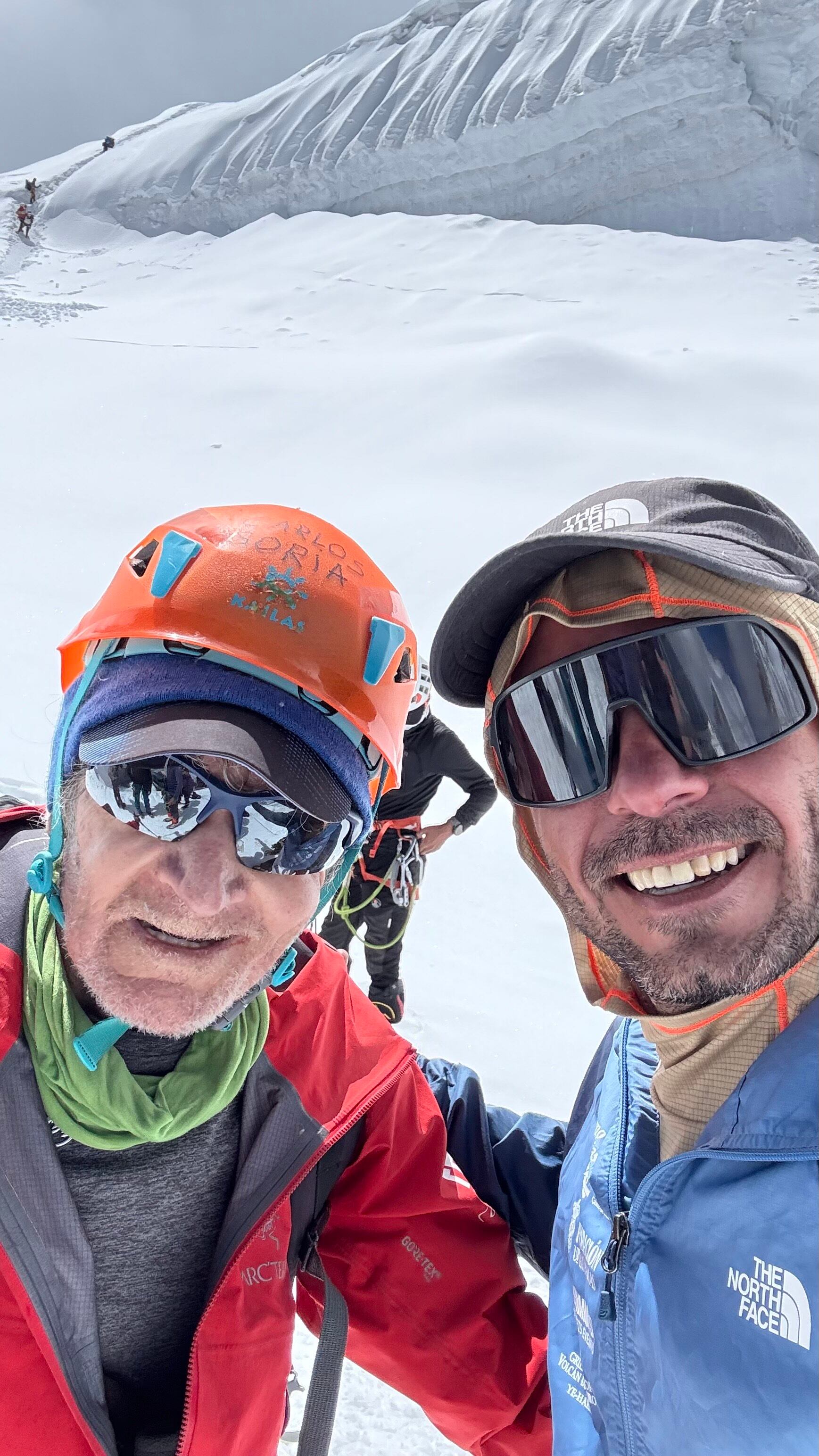 Encuentro del lanzaroteño Joel Delgado con una leyenda del alpinismo: Carlos Soria.