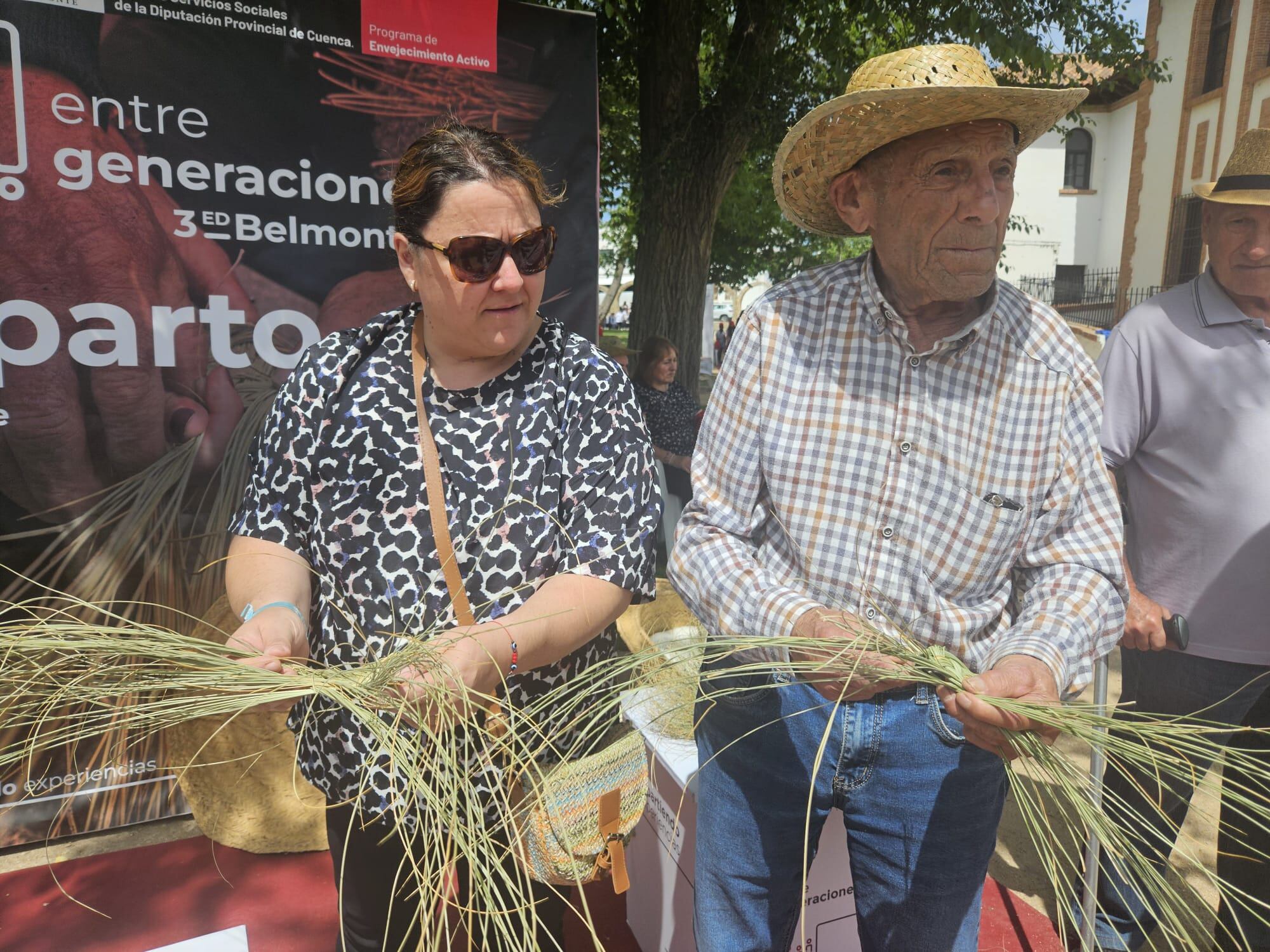 Stand del taller de esparto en el encuentro intergeneracional celebrado hoy en Belmonte