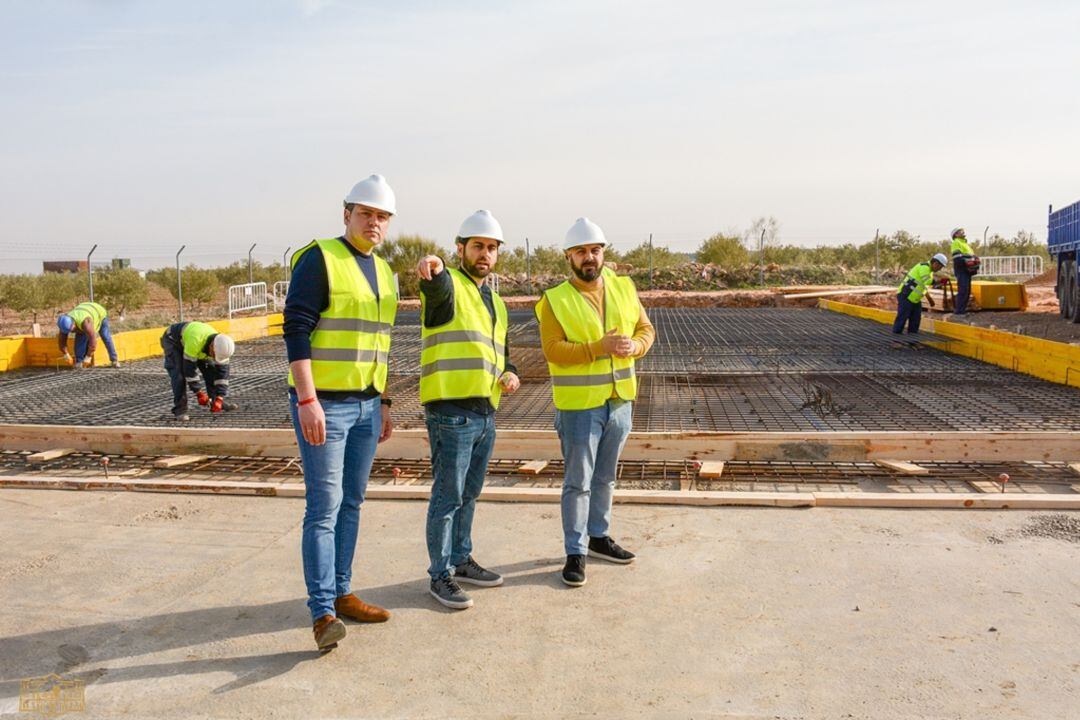 El alcalde accidental, Francisco José Barato; el teniente de alcalde, Iván Rodrigo y el concejal de Obras, José Ángel López
