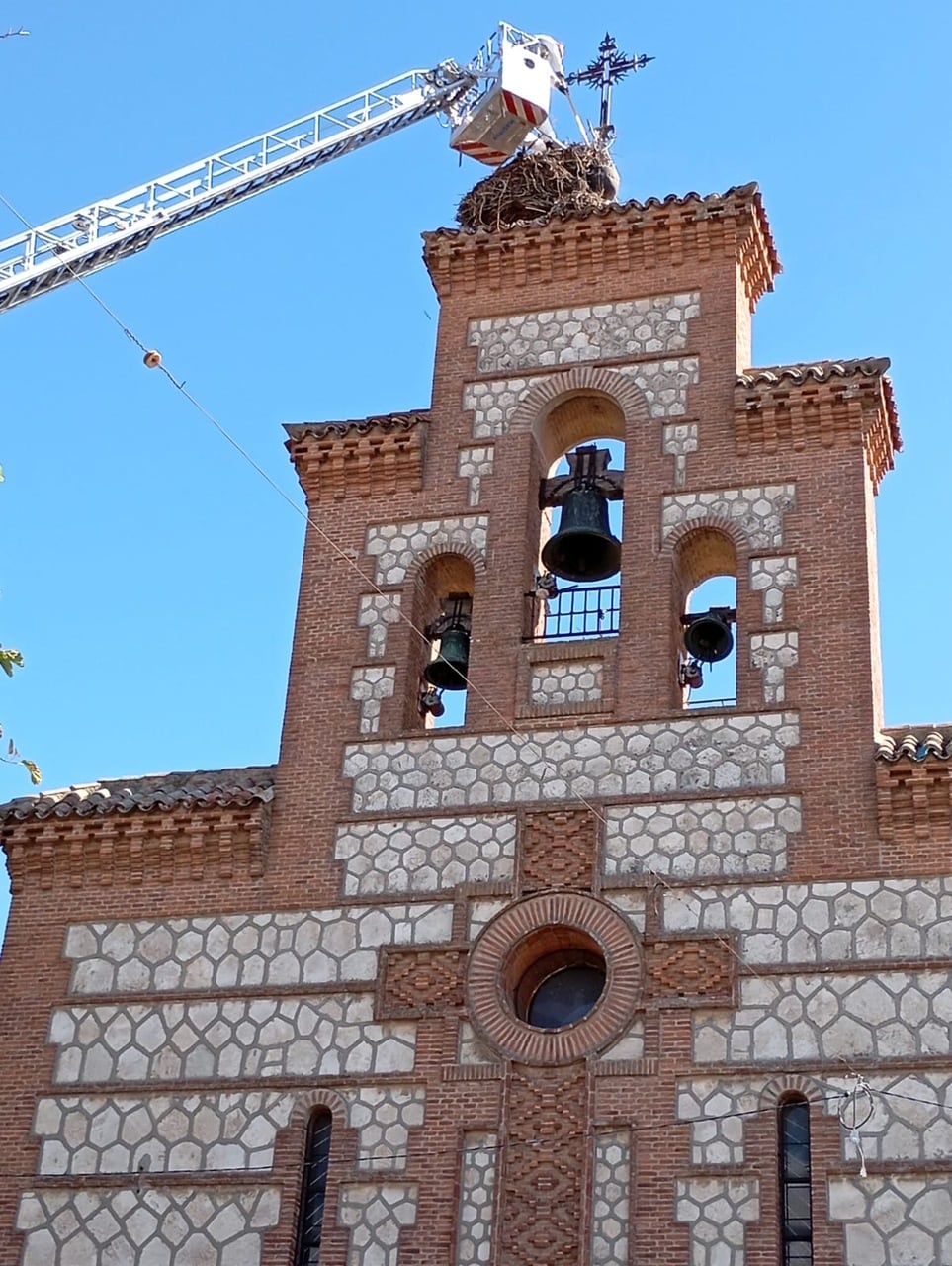 Los bomberos con su autoescala sobre la iglesia de la Asunción