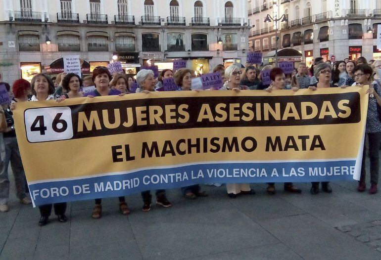 Miembros del Foro de Madrid protestan contra la Violencia sobre las Mujeres.