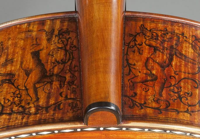 Detalle del violonchello restaurado