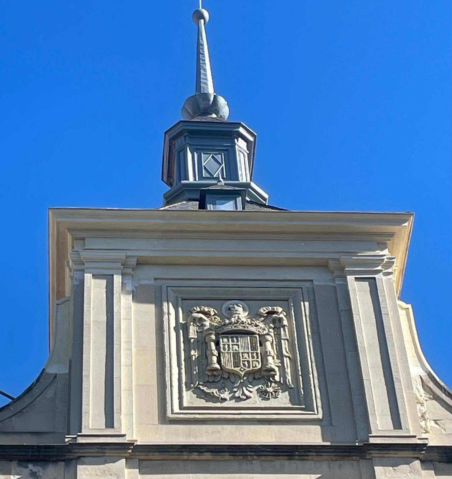 Escudo preconstitucional en Palacio de Justicia de Vitoria